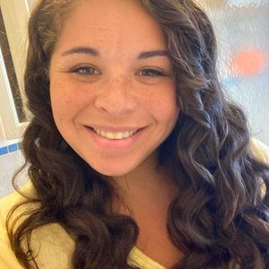 Meet your Posher, Caitlin